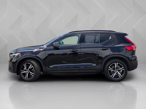 Onyx Black Metallic 2023 Volvo XC40 Plus Dark Theme
