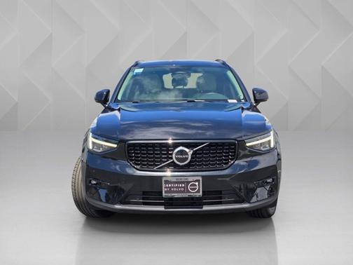 Onyx Black Metallic 2023 Volvo XC40 Plus Dark Theme