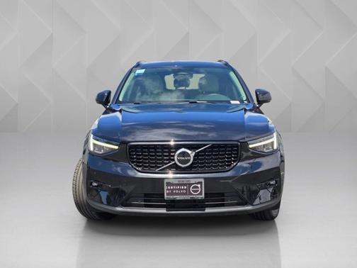 Onyx Black Metallic 2023 Volvo XC40 Plus Dark Theme