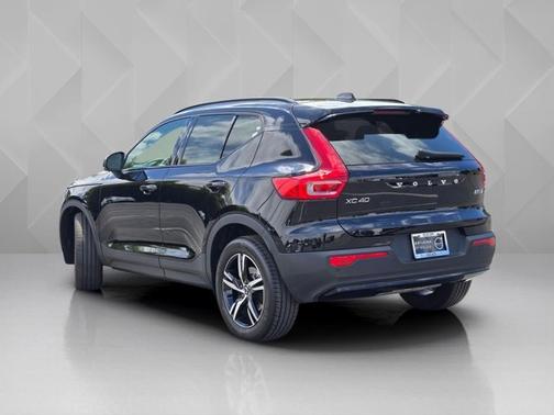 Onyx Black Metallic 2023 Volvo XC40 Plus Dark Theme