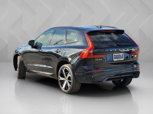 2024 Volvo XC60 Recharge Plug-In Hybrid Ultimate Dark Theme