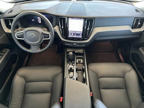 Vapour Grey Metallic 2025 Volvo XC60 Plus