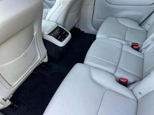 Crystal White Metallic 2023 Volvo XC90 Plus
