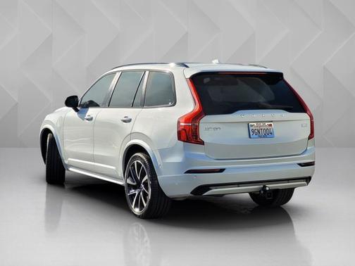 2023 Volvo XC90 Recharge Plug-In Hybrid Ultimate Dark Theme