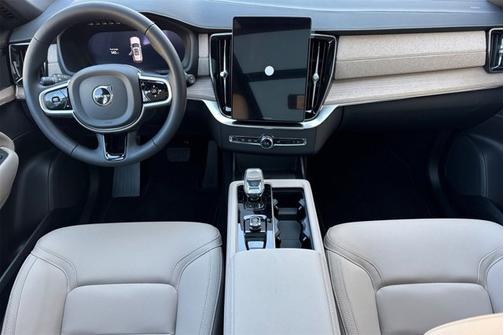 2026 Volvo XC90 Plus