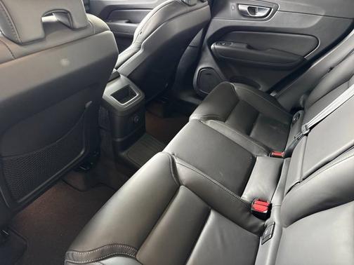 Crystal White 2024 Volvo XC60 Recharge Plug-In Hybrid Ultimate Dark Theme
