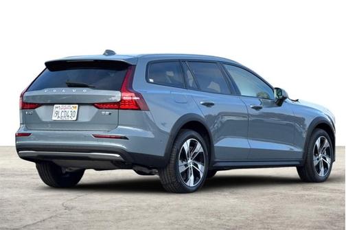 2024 Volvo V60 Cross Country Plus