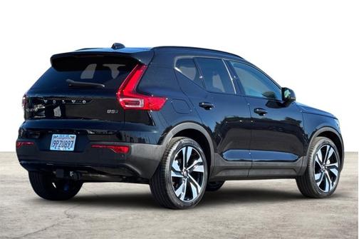 2025 Volvo XC40 Ultra Dark Theme
