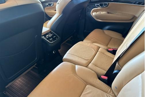 2017 Volvo XC90 T6 Momentum