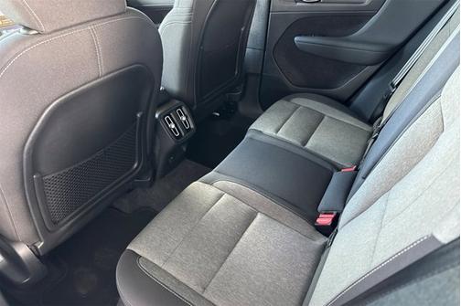 2025 Volvo XC40 Core Bright Theme