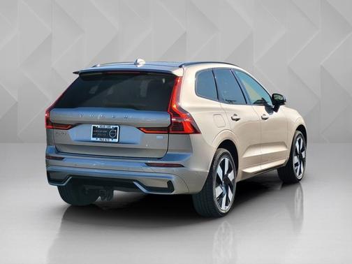 2024 Volvo XC60 Recharge Plug-In Hybrid Ultimate Dark Theme