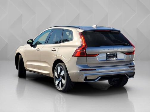 2024 Volvo XC60 Recharge Plug-In Hybrid Ultimate Dark Theme