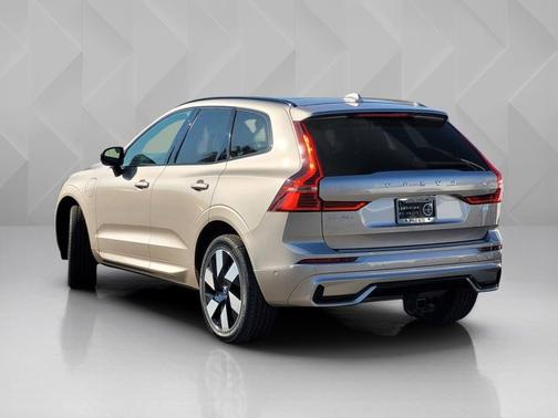 2024 Volvo XC60 Recharge Plug-In Hybrid Ultimate Dark Theme