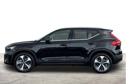2025 Volvo XC40 Core Bright Theme