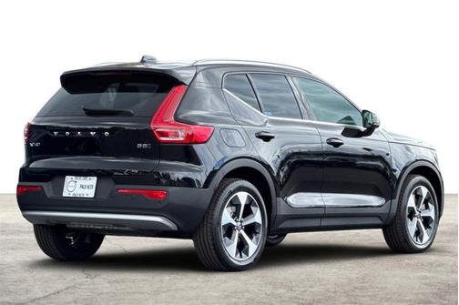 2025 Volvo XC40 Core Bright Theme