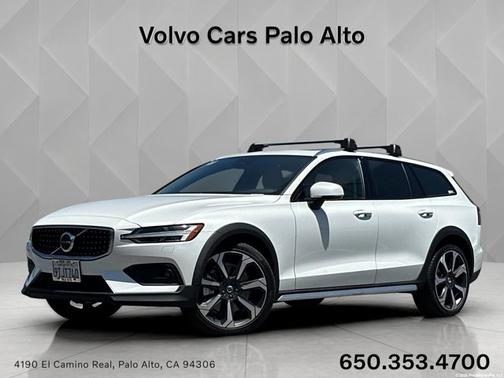 Crystal White Pearl 2025 Volvo V60 Cross Country Ultra