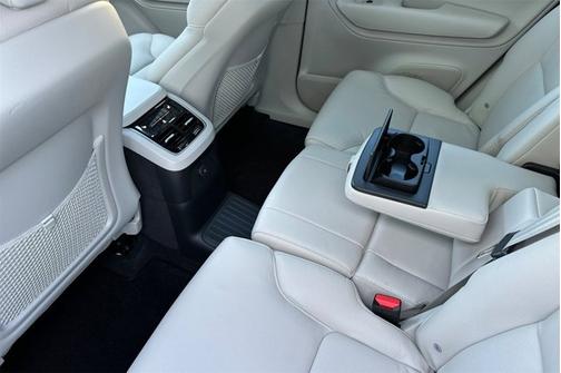 2024 Volvo XC90 Recharge Plug-In Hybrid Plus Bright Theme