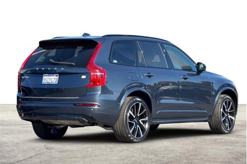 2023 Volvo XC90 Recharge Plug-In Hybrid Ultimate Dark Theme