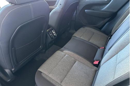 2025 Volvo XC40 Core Bright Theme