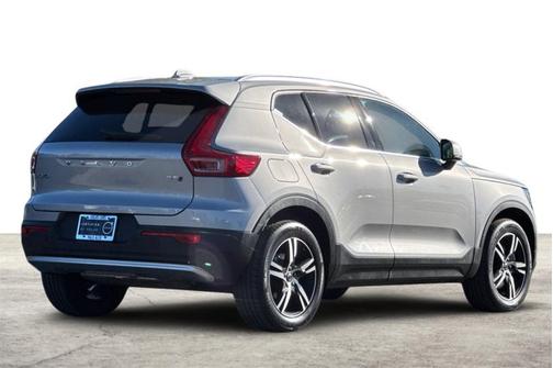 2025 Volvo XC40 Core Bright Theme