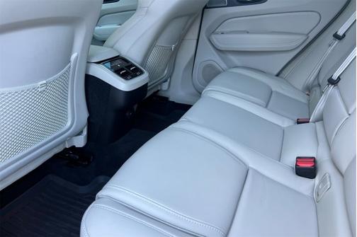 2023 Volvo XC60 Ultimate Dark Theme