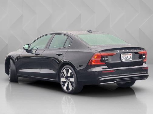 Onyx Black Metallic 2023 Volvo S60 Recharge Plug-In Hybrid Ultimate Dark Theme