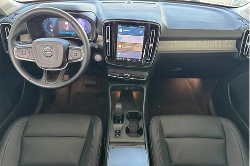 2025 Volvo XC40 Core Bright Theme