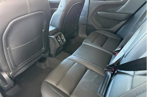 2025 Volvo XC40 Core Bright Theme