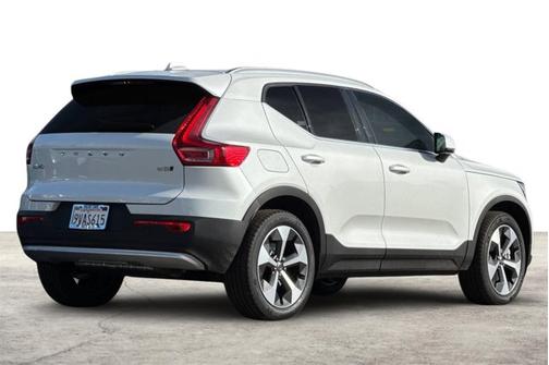 2025 Volvo XC40 Core Bright Theme