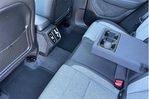 2025 Volvo XC40 Core Bright Theme