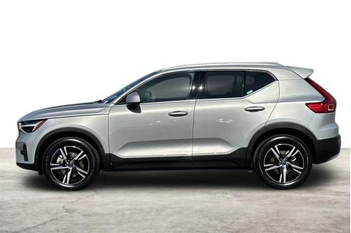 2025 Volvo XC40 Core Bright Theme