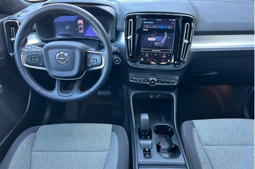 2025 Volvo XC40 Core Bright Theme
