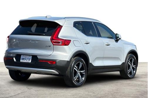 2025 Volvo XC40 Core Bright Theme