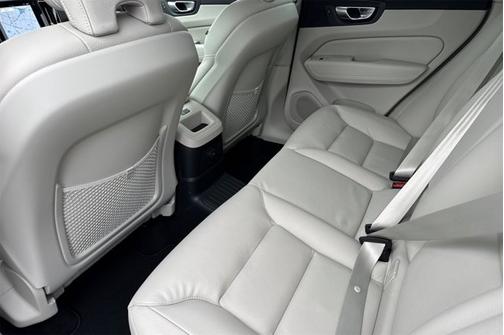 2024 Volvo XC60 Recharge Plug-In Hybrid Plus Dark Theme