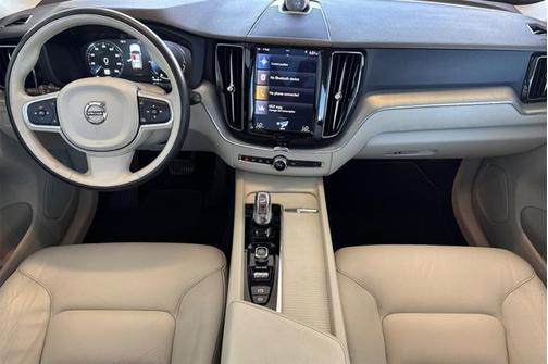 2018 Volvo XC60 Recharge Plug-In Hybrid T8 Momentum