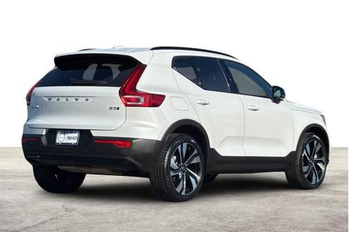 2025 Volvo XC40 Plus Dark Theme