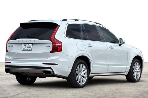 2016 Volvo XC90 T6 Momentum