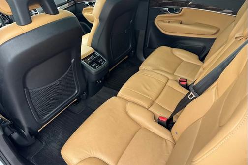 2016 Volvo XC90 T6 Momentum