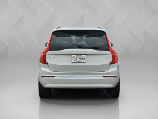 2023 Volvo XC90 Recharge Plug-In Hybrid Plus Bright Theme