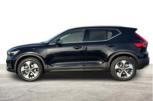 2025 Volvo XC40 Plus Bright Theme