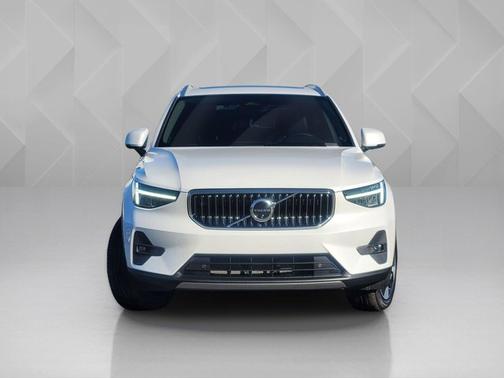 Crystal White Pearl 2025 Volvo XC40 Plus Bright Theme