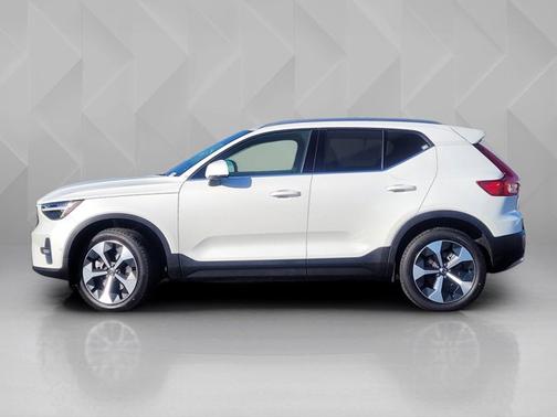 Crystal White Pearl 2025 Volvo XC40 Plus Bright Theme