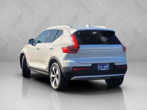Crystal White Pearl 2025 Volvo XC40 Plus Bright Theme