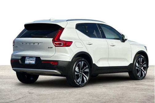 2025 Volvo XC40 Plus Bright Theme
