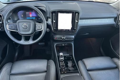 2025 Volvo XC40 Plus Bright Theme