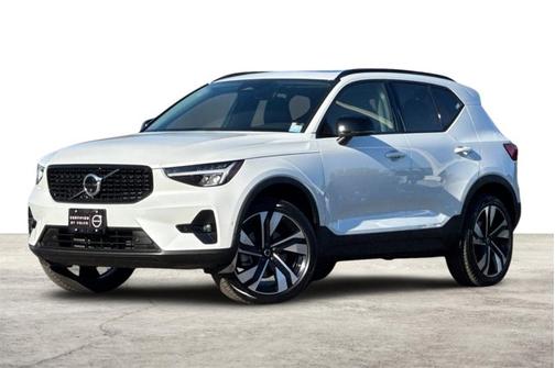 2025 Volvo XC40 Plus Dark Theme