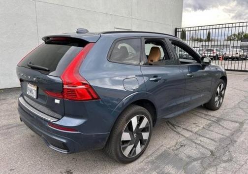 2024 Volvo XC60 Recharge Plug-In Hybrid Ultimate Dark Theme