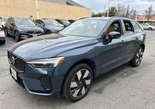 2024 Volvo XC60 Recharge Plug-In Hybrid Ultimate Dark Theme