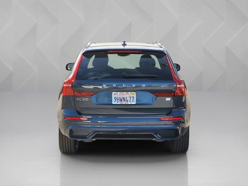2024 Volvo XC60 Recharge Plug-In Hybrid Ultimate Dark Theme