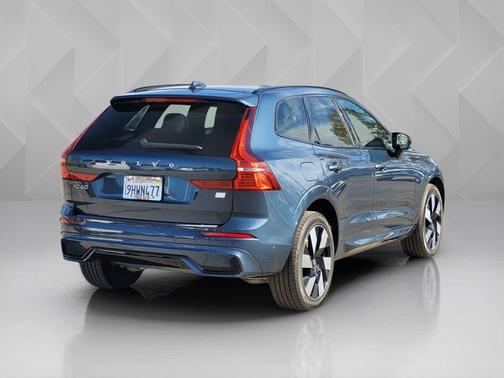 2024 Volvo XC60 Recharge Plug-In Hybrid Ultimate Dark Theme